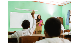 Ilustrasi guru saat mengajar siswa di ruang kelas sebagai gambaran aktivitas pembelajaran di sekolah negeri