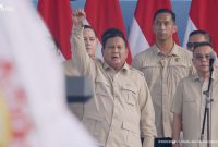 Prabowo Subianto berpidato saat peringatan Hari Buruh 2026 di Monas, Jakarta, menyoroti potongan tarif ojol