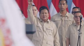 Prabowo Subianto berpidato saat peringatan Hari Buruh 2026 di Monas, Jakarta, menyoroti potongan tarif ojol