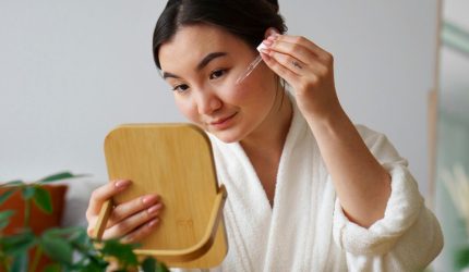 Ilustrasi penggunaan skincare pada wajah wanita yang menunjukkan rutinitas perawatan kulit harian untuk menjaga kesehatan dan kelembapan kulit.