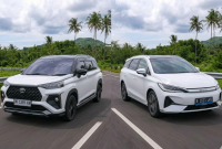 Toyota Veloz Hybrid dan BYD M6 bersaing di segmen mobil keluarga elektrifikasi dengan teknologi berbeda