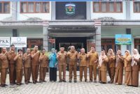 Wali Kota Alfin saat melakukan sidak di Kantor Camat Sungai Bungkal, menekankan disiplin ASN dan peningkatan pelayanan publik.