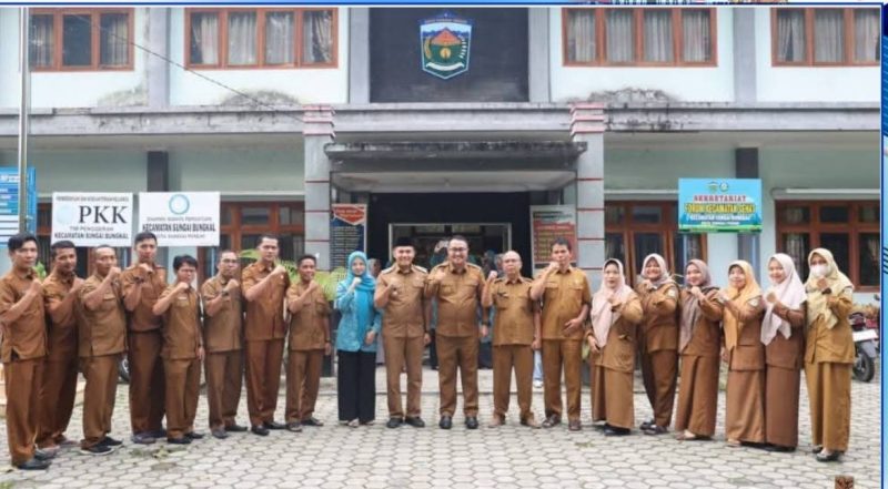 Wali Kota Alfin saat melakukan sidak di Kantor Camat Sungai Bungkal, menekankan disiplin ASN dan peningkatan pelayanan publik.