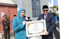 Wali Kota Alfin menyerahkan penghargaan usai upacara Harkitnas ke-118 di Sungai Penuh.