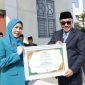 Wali Kota Alfin menyerahkan penghargaan usai upacara Harkitnas ke-118 di Sungai Penuh.
