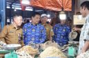 Sekda Sungai Penuh, Alpian, meninjau Pasar Tanjung Bajure bersama Tim Satgas Pasar dan berdialog dengan pedagang. ( foto Pemkot)