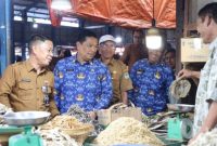 Sekda Sungai Penuh, Alpian, meninjau Pasar Tanjung Bajure bersama Tim Satgas Pasar dan berdialog dengan pedagang. ( foto Pemkot)