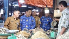 Sekda Sungai Penuh, Alpian, meninjau Pasar Tanjung Bajure bersama Tim Satgas Pasar dan berdialog dengan pedagang. ( foto Pemkot)
