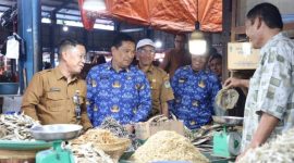 Sekda Sungai Penuh, Alpian, meninjau Pasar Tanjung Bajure bersama Tim Satgas Pasar dan berdialog dengan pedagang. ( foto Pemkot)
