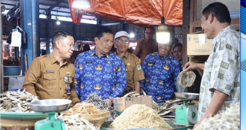 Sekda Sungai Penuh, Alpian, meninjau Pasar Tanjung Bajure bersama Tim Satgas Pasar dan berdialog dengan pedagang. ( foto Pemkot)