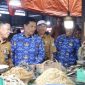 Sekda Sungai Penuh, Alpian, meninjau Pasar Tanjung Bajure bersama Tim Satgas Pasar dan berdialog dengan pedagang. ( foto Pemkot)
