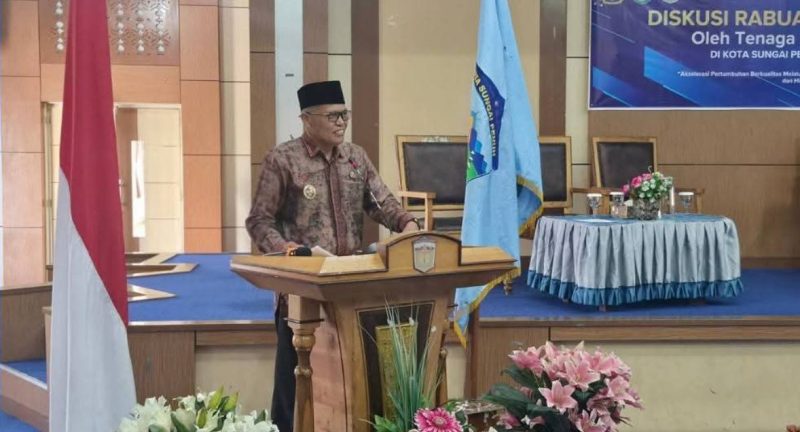 Azhar Hamzah membuka diskusi usulan fly over Jambi–Sumbar di Sungai Penuh. ( Foto Humas Pemkot)