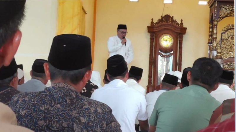 Wali Kota Sungai Penuh Alfin dan Wawako Azhar Hamzah saat Safari Jumat di Masjid Nurul Huda, Sandaran Galeh.