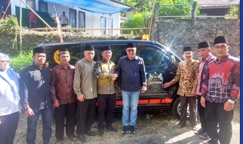 Wako Alfin menyerahkan bantuan ambulance kepada warga Dusun Harapan, Desa Sungai Ning, Kecamatan Sungai Bungkal.
