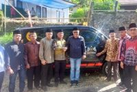 Wako Alfin menyerahkan bantuan ambulance kepada warga Dusun Harapan, Desa Sungai Ning, Kecamatan Sungai Bungkal.