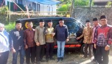 Wako Alfin menyerahkan bantuan ambulance kepada warga Dusun Harapan, Desa Sungai Ning, Kecamatan Sungai Bungkal.