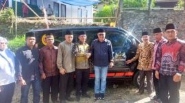 Wako Alfin menyerahkan bantuan ambulance kepada warga Dusun Harapan, Desa Sungai Ning, Kecamatan Sungai Bungkal.