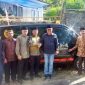 Wako Alfin menyerahkan bantuan ambulance kepada warga Dusun Harapan, Desa Sungai Ning, Kecamatan Sungai Bungkal.