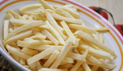 Ilustrasi makanan gorengan seperti kentang goreng dan keripik kentang yang dimasak pada suhu tinggi dan berpotensi mengandung akrilamida.