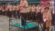Sekda Kota Sungai Penuh Alpian membuka Jambore Cabang Pramuka Tahun 2026 di Bumi Perkemahan SMKN 4 Sungai Penuh, Jumat (29/5/2026). (Foto:  Prokopin)