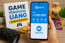 Ilustrasi smartphone dengan aplikasi DANA