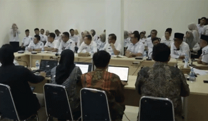 Bupati Kerinci Monadi mendorong percepatan digitalisasi desa melalui aplikasi GEMA DESA untuk meningkatkan layanan masyarakat yang cepat dan transparan di Kabupaten Kerinci.