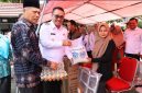 Wali Kota Sungai Penuh Alfin didampingi Wakil Wali Kota Azhar Hamzah menyerahkan bantuan kepada penyandang disabilitas dan lansia di Kantor Dinas Sosial, Rabu (6/5).