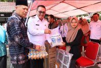 Wali Kota Sungai Penuh Alfin didampingi Wakil Wali Kota Azhar Hamzah menyerahkan bantuan kepada penyandang disabilitas dan lansia di Kantor Dinas Sosial, Rabu (6/5).