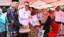 Wali Kota Sungai Penuh Alfin didampingi Wakil Wali Kota Azhar Hamzah menyerahkan bantuan kepada penyandang disabilitas dan lansia di Kantor Dinas Sosial, Rabu (6/5).