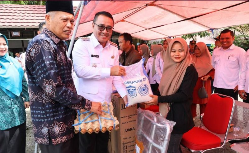 Wali Kota Sungai Penuh Alfin didampingi Wakil Wali Kota Azhar Hamzah menyerahkan bantuan kepada penyandang disabilitas dan lansia di Kantor Dinas Sosial, Rabu (6/5).