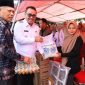 Wali Kota Sungai Penuh Alfin didampingi Wakil Wali Kota Azhar Hamzah menyerahkan bantuan kepada penyandang disabilitas dan lansia di Kantor Dinas Sosial, Rabu (6/5).