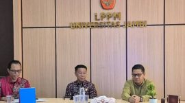 Sekda Sungai Penuh Alpian bersama jajaran Pemkot memantau langsung pelaksanaan Uji Kepatutan dan Kelayakan calon Dewan Pengawas Perumda Tirta Khayangan di LPPM Universitas Jambi, Sabtu (9/5/2026).
