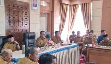 Wali Kota Sungai Penuh Alfin S.H. memimpin rapat pemantapan pelaksanaan qurban 1447 Hijriah/2026 bersama jajaran pejabat daerah, Selasa (12/05).