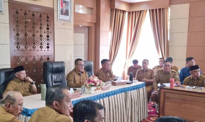 Wali Kota Sungai Penuh Alfin S.H. memimpin rapat pemantapan pelaksanaan qurban 1447 Hijriah/2026 bersama jajaran pejabat daerah, Selasa (12/05).