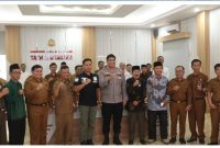 Petugas Densus 88 bersama pemerintah daerah saat sosialisasi penerapan kotak amal berbasis QR barcode di Aula Mapolres Kerinci, Selasa (12/5/2026).