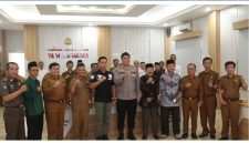 Petugas Densus 88 bersama pemerintah daerah saat sosialisasi penerapan kotak amal berbasis QR barcode di Aula Mapolres Kerinci, Selasa (12/5/2026).