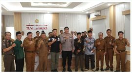 Petugas Densus 88 bersama pemerintah daerah saat sosialisasi penerapan kotak amal berbasis QR barcode di Aula Mapolres Kerinci, Selasa (12/5/2026).
