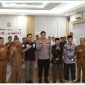 Petugas Densus 88 bersama pemerintah daerah saat sosialisasi penerapan kotak amal berbasis QR barcode di Aula Mapolres Kerinci, Selasa (12/5/2026).