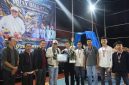 Wali Kota Sungai Penuh Alfin, SH, menyerahkan hadiah kepada pemenang Turnamen Bola Voli Wali Kota Cup 2026 di Desa Pinggir Air, Kecamatan Kumun Debai, Selasa (12/5) malam.