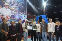 Wali Kota Sungai Penuh Alfin, SH, menyerahkan hadiah kepada pemenang Turnamen Bola Voli Wali Kota Cup 2026 di Desa Pinggir Air, Kecamatan Kumun Debai, Selasa (12/5) malam.