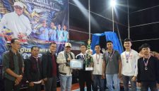 Wali Kota Sungai Penuh Alfin, SH, menyerahkan hadiah kepada pemenang Turnamen Bola Voli Wali Kota Cup 2026 di Desa Pinggir Air, Kecamatan Kumun Debai, Selasa (12/5) malam.