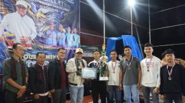 Wali Kota Sungai Penuh Alfin, SH, menyerahkan hadiah kepada pemenang Turnamen Bola Voli Wali Kota Cup 2026 di Desa Pinggir Air, Kecamatan Kumun Debai, Selasa (12/5) malam.