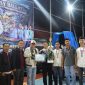 Wali Kota Sungai Penuh Alfin, SH, menyerahkan hadiah kepada pemenang Turnamen Bola Voli Wali Kota Cup 2026 di Desa Pinggir Air, Kecamatan Kumun Debai, Selasa (12/5) malam.
