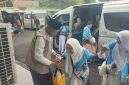 Wawako Sungai Penuh Azhar Hamzah saat menyambut dan meninjau jamaah calon haji di Asrama Haji Jambi, Minggu (17/05).