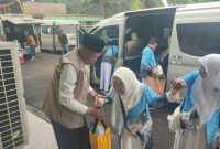 Wawako Sungai Penuh Azhar Hamzah saat menyambut dan meninjau jamaah calon haji di Asrama Haji Jambi, Minggu (17/05).