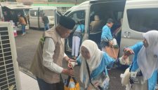 Wawako Sungai Penuh Azhar Hamzah saat menyambut dan meninjau jamaah calon haji di Asrama Haji Jambi, Minggu (17/05).