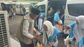 Wawako Sungai Penuh Azhar Hamzah saat menyambut dan meninjau jamaah calon haji di Asrama Haji Jambi, Minggu (17/05).