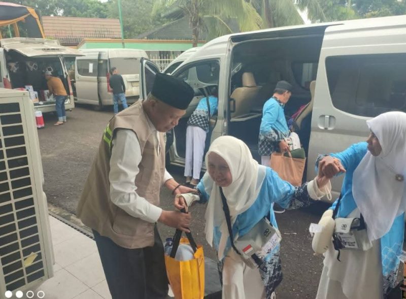 Wawako Sungai Penuh Azhar Hamzah saat menyambut dan meninjau jamaah calon haji di Asrama Haji Jambi, Minggu (17/05).