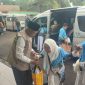 Wawako Sungai Penuh Azhar Hamzah saat menyambut dan meninjau jamaah calon haji di Asrama Haji Jambi, Minggu (17/05).