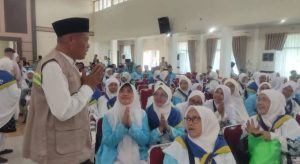 Wakil Wali Kota Sungai Penuh Azhar Hamzah menyambut jamaah calon haji di Asrama Haji Jambi sebelum keberangkatan ke Mekkah